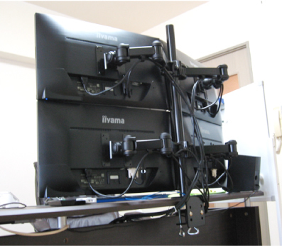 マルチモニターの裏側。