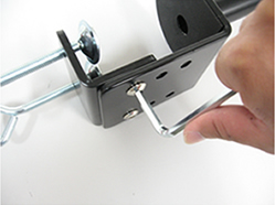 Aレンチの短い方で強く締め上げます。