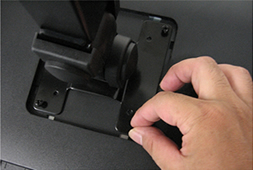 B4つのネジ穴に(F)のネジを差し込みます。画像