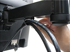 @ケーブルをアームのループにとめます。ループを開いてケーブルを挟むようにして再びループを閉じます。画像