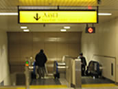 入谷口の案内が見えます→