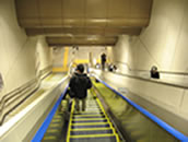長いエスカレーターを降ります→