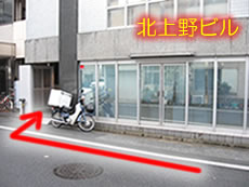 そのまま直進すると、ビルの角に入り口があります→